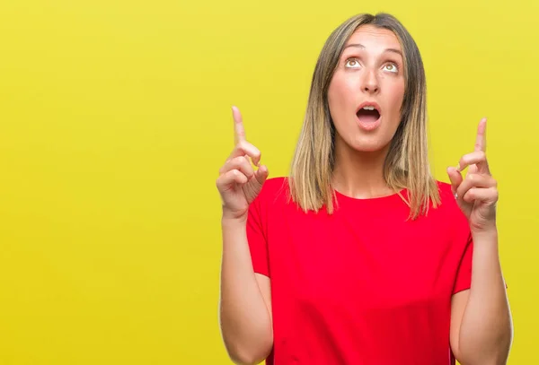 Joven Hermosa Mujer Sobre Fondo Aislado Sorprendido Sorprendido Mirando Hacia — Foto de Stock