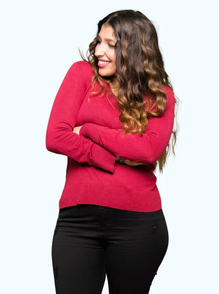 Młoda Kobieta Piękne Noszenie Czerwony Sweter Uśmiechający Się Patrząc Boku — Zdjęcie stockowe