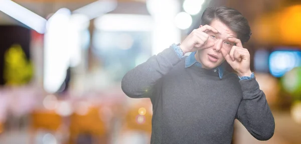 Jovem Bonito Homem Elegante Sobre Fundo Isolado Tentando Abrir Olhos — Fotografia de Stock