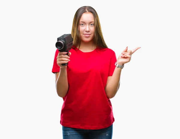 Giovane Bella Donna Caucasica Riprese Utilizzando Videocamera Vintage Sfondo Isolato — Foto Stock