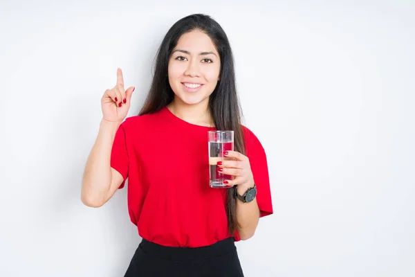 Μελαχρινή Νεαρή Γυναίκα Που Πίνει Ένα Ποτήρι Νερό Πέρα Από — Φωτογραφία Αρχείου