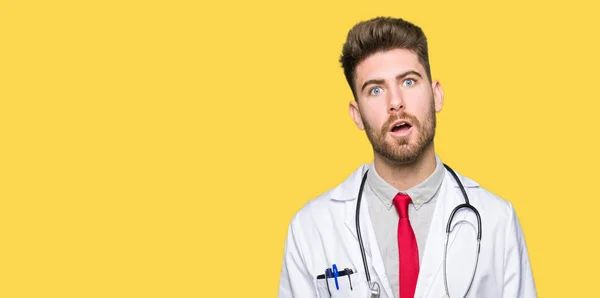Ung Snygg Läkare Man Bär Medicinsk Kappa Chock Ansikte Ser — Stockfoto