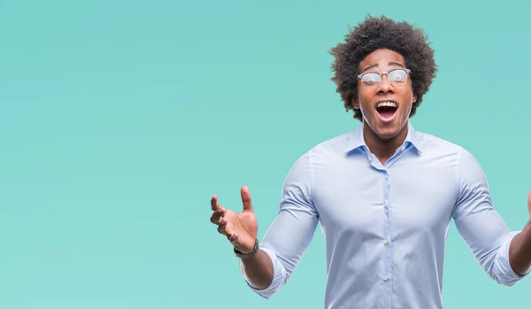 Hombre Negocios Afroamericano Con Gafas Sobre Fondo Aislado Celebrando Loco —  Fotos de Stock