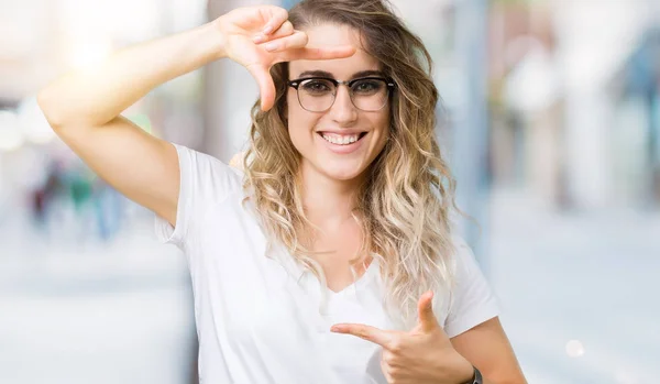 Vacker Ung Blond Kvinna Bär Glasögon Över Isolerade Bakgrund Leende — Stockfoto