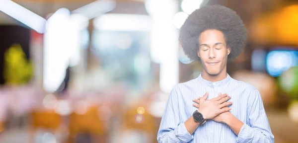 Americký Mladík Afro Vlasy Úsměvem Ruce Hrudi Zavřenýma Očima Vděčný — Stock fotografie