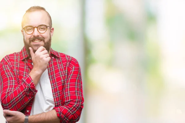 Νέοι Καυκάσιος Hipster Άνθρωπος Φορώντας Γυαλιά Πέρα Από Απομονωμένο Υπόβαθρο — Φωτογραφία Αρχείου