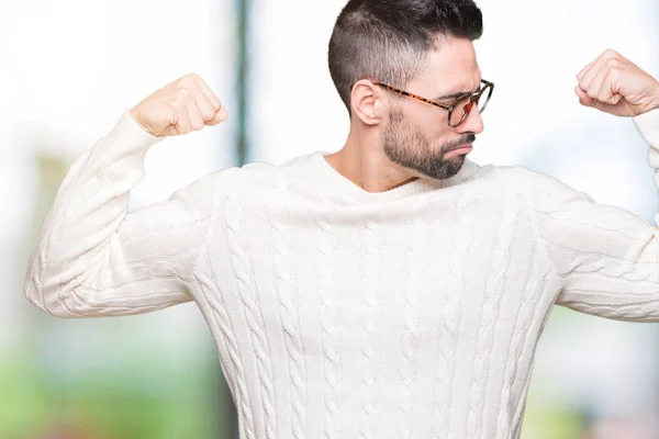 Homem Bonito Jovem Usando Óculos Sobre Fundo Isolado Mostrando Músculos — Fotografia de Stock