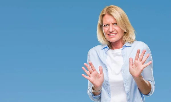 Blonde Vrouw Van Middelbare Leeftijd Geïsoleerde Achtergrond Walgen Expressie Ontevreden — Stockfoto