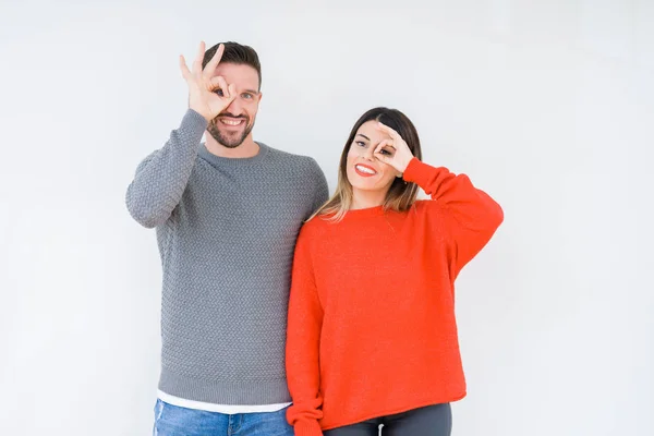 Jovem Casal Bonito Togheter Sobre Fundo Isolado Fazendo Gesto Com — Fotografia de Stock