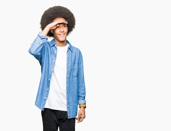 アフロ髪非常に幸せと頭上の手で遠くを見て笑顔の若いアフリカ系アメリカ人 概念を検索 — ストック写真