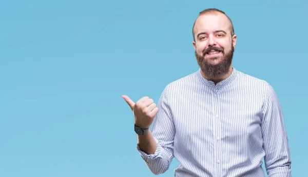 Unga Kaukasiska Hipster Mannen Över Isolerade Bakgrund Leende Med Glada — Stockfoto