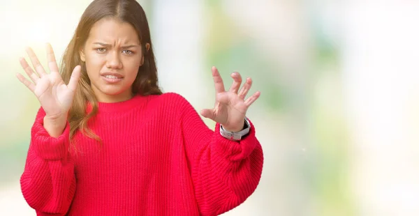 Wanita Muda Berambut Cokelat Cantik Mengenakan Sweater Musim Dingin Merah — Stok Foto