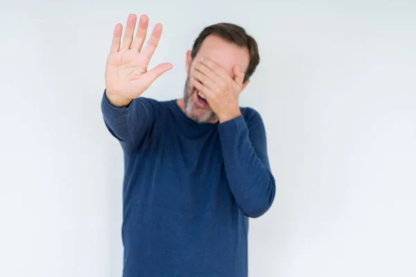 Elegante Hombre Mayor Sobre Fondo Aislado Cubriendo Los Ojos Con —  Fotos de Stock