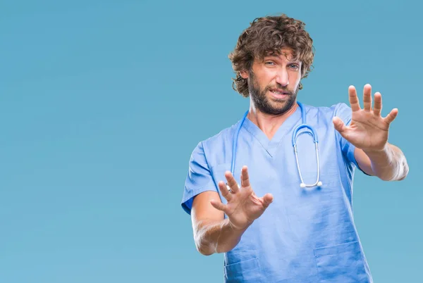 Hombre Médico Cirujano Hispano Guapo Sobre Fondo Aislado Asustado Aterrorizado — Foto de Stock