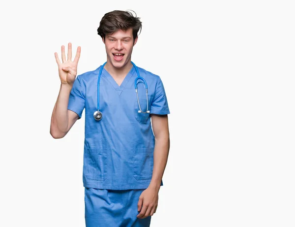 Νεαρός Γιατρός Φορώντας Ιατρική Στολή Πέρα Από Απομονωμένο Υπόβαθρο Δείχνει — Φωτογραφία Αρχείου