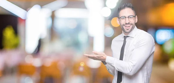 Giovane Bell Uomo Affari Che Indossa Occhiali Sfondo Isolato Indicando — Foto Stock