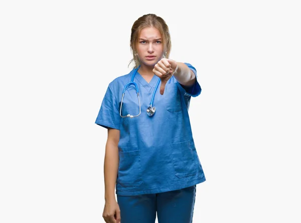 Joven Doctora Caucásica Vistiendo Uniforme Cirujano Sobre Fondo Aislado Luciendo —  Fotos de Stock