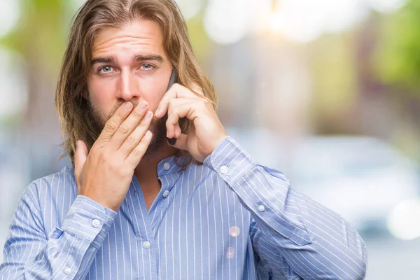 Giovane Bell Uomo Con Capelli Lunghi Sfondo Isolato Parlando Sulla — Foto Stock