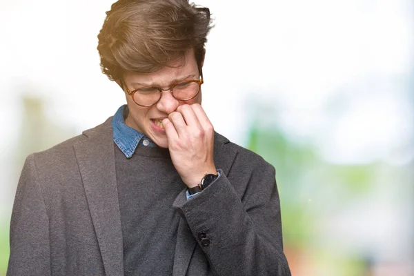 Ein Junger Gutaussehender Geschäftsmann Mit Brille Vor Isoliertem Hintergrund Sieht — Stockfoto