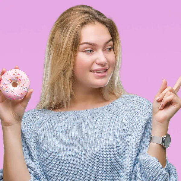Jovem Caucasiana Comendo Donut Doce Sobre Fundo Isolado Muito Feliz — Fotografia de Stock