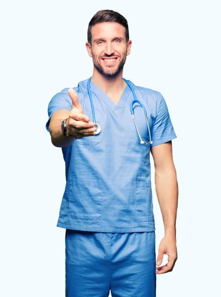 Bello Medico Uomo Indossa Uniforme Medica Sfondo Isolato Sorridente Amichevole — Foto Stock