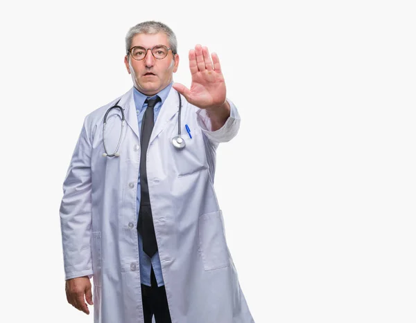 Hombre Guapo Médico Senior Sobre Fondo Aislado Haciendo Dejar Cantar —  Fotos de Stock