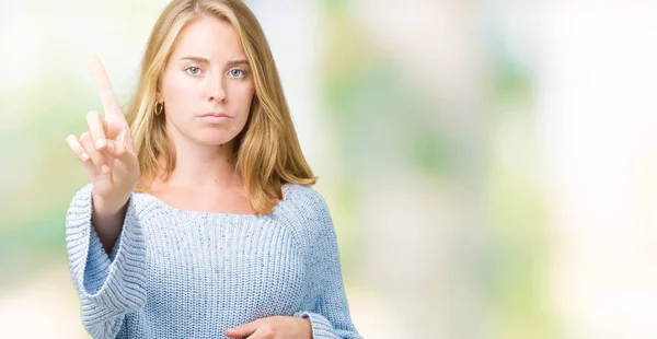 Mooie Jonge Vrouw Blauwe Trui Dragen Geïsoleerd Background Wijzen Met — Stockfoto