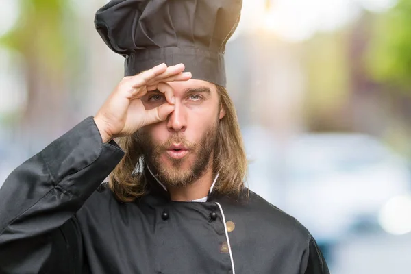 Jeune Beau Cuisinier Homme Aux Cheveux Longs Sur Fond Isolé — Photo