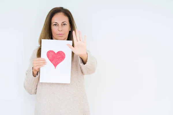 Mujer Mediana Edad Sosteniendo Regalo Tarjeta Con Corazón Rojo Sobre —  Fotos de Stock