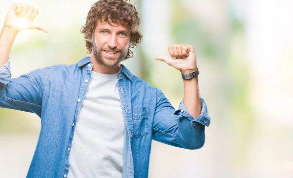 Bonito Homem Modelo Hispânico Sobre Fundo Isolado Olhando Confiante Com — Fotografia de Stock