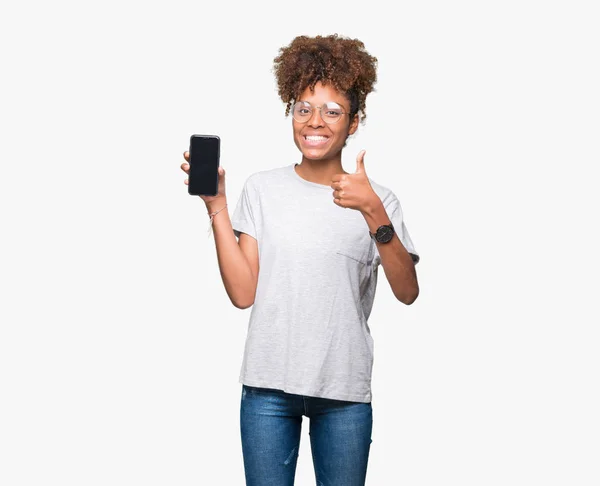 Jovem Afro Americana Mostrando Tela Smartphone Sobre Fundo Isolado Feliz — Fotografia de Stock