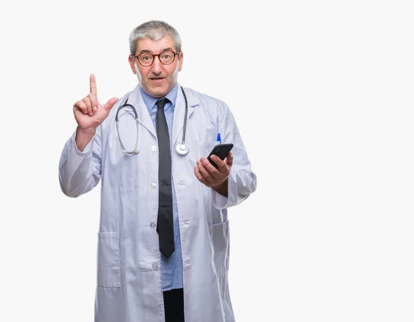 Stilig Senior Doktor Man Sms Sändande Meddelande Med Smarpthone Isolerade — Stockfoto