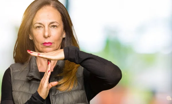 Mooie Middelbare Leeftijd Vrouw Winter Vest Doen Time Out Gebaar — Stockfoto