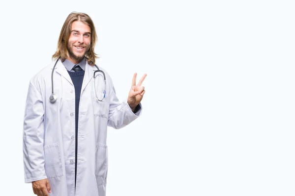 Mladý Pohledný Doktor Muž Dlouhými Vlasy Nad Izolované Pozadí Usmívající — Stock fotografie