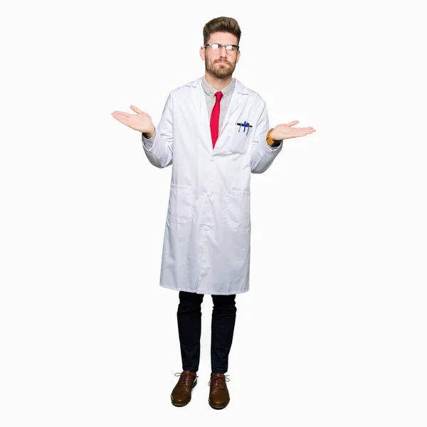 Joven Hombre Científico Guapo Con Gafas Expresión Despistada Confusa Con — Foto de Stock