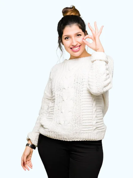 Mujer Hermosa Joven Vistiendo Suéter Invierno Sonriendo Positiva Haciendo Signo — Foto de Stock