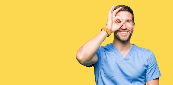 Yakışıklı Doktor Adam Gülümsüyor Parmakları Ile Mutlu Yüz Üzerinden Seyir — Stok fotoğraf