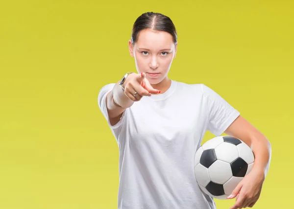 Νεαρή Όμορφη Γυναίκα Καυκάσιος Κρατώντας Την Μπάλα Ποδοσφαίρου Ποδοσφαίρου Πάνω — Φωτογραφία Αρχείου