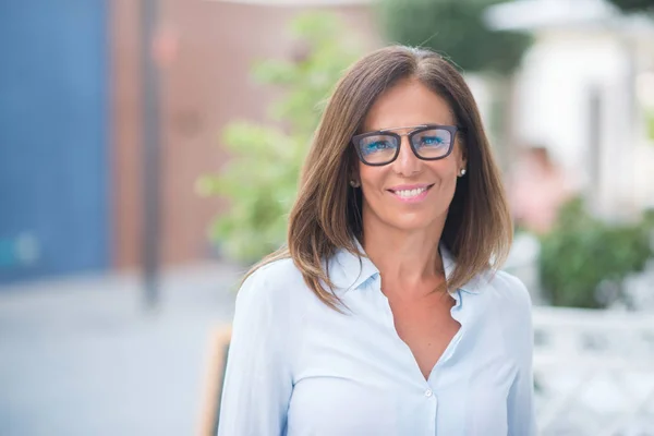 Mooie Middenleeftijd Spaanse Vrouw Stond Met Glimlach Het Gezicht Straat — Stockfoto