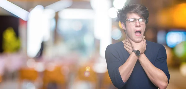 Pemuda Tampan Memakai Kacamata Atas Latar Belakang Terisolasi Berteriak Dan — Stok Foto