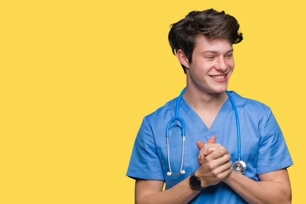 Junge Ärztin Medizinischer Uniform Über Isolierten Hintergrundhänden Die Daumen Gedrückt — Stockfoto