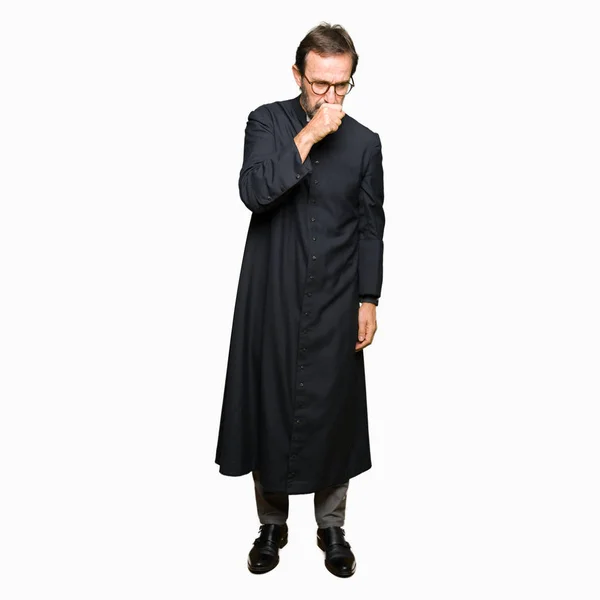中年牧师男子穿着天主教长袍感到不适和咳嗽作为症状的感冒或支气管炎 医疗理念 — 图库照片