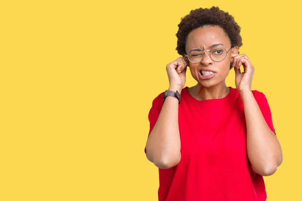 Gyönyörű Fiatal Afrikai Amerikai Elszigetelt Háttér Füle Ujjaival Bosszús Kifejezés — Stock Fotó