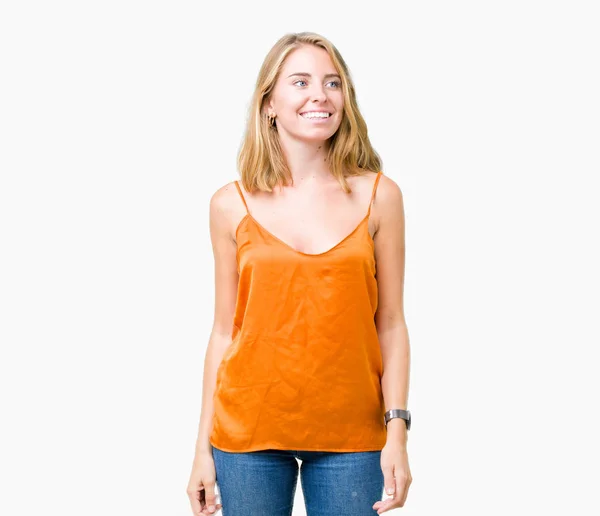 Belle Jeune Femme Portant Une Chemise Orange Sur Fond Isolé — Photo