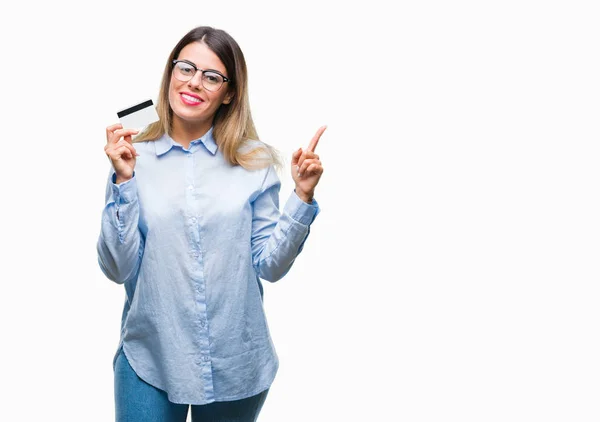 Jovem Mulher Negócios Bonita Segurando Cartão Crédito Sobre Fundo Isolado — Fotografia de Stock