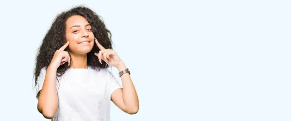 Jeune Belle Fille Aux Cheveux Bouclés Portant Shirt Blanc Décontracté — Photo