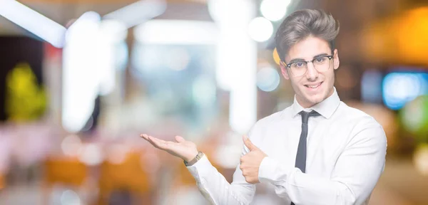 Jonge Zakenman Bril Geïsoleerde Achtergrond Weergegeven Palm Hand Doen Gebaar — Stockfoto