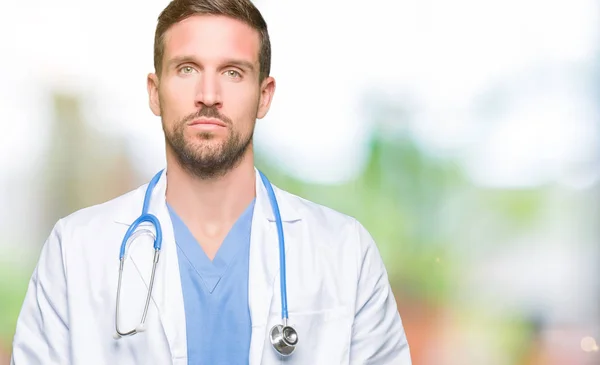 Muž Pohledný Doktor Lékařských Uniformě Izolované Pozadí Uvolněné Vážným Výrazem — Stock fotografie