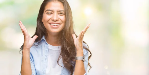 Joven Mujer Árabe Hermosa Sobre Fondo Aislado Celebrando Loco Loco —  Fotos de Stock