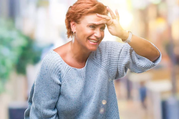 Eine Attraktive Ältere Kaukasische Rothaarige Die Einen Winterpullover Über Isoliertem — Stockfoto